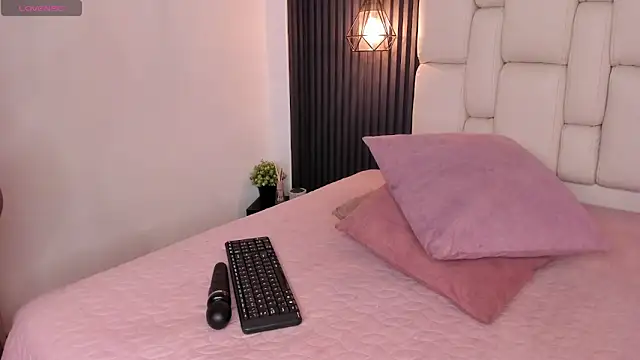 kristakinnky online show from May 2026 12:12:01 PM