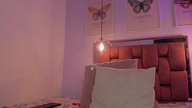 kristakinnky online show from September 2025 01:27:01 PM