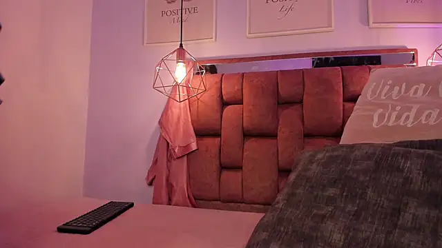 kristakinnky online show from April 2026 12:01:02 PM