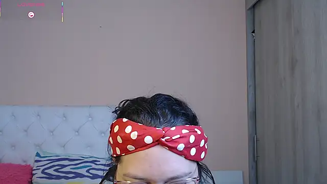 Snapshot of May_Carlier chatting on November 2025 02:12:01 AM May Carlier online show from November 2025 02:12:01 AM