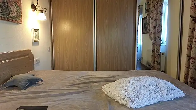 Tutti Frutt1s online show from April 2026 05:00:02 AM