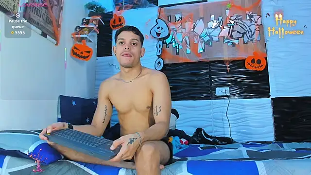 Snapshot of Friendsofeverything_ chatting on October 2025 12:59:01 PM Friendsofeverything online show from October 2025 12:59:01 PM