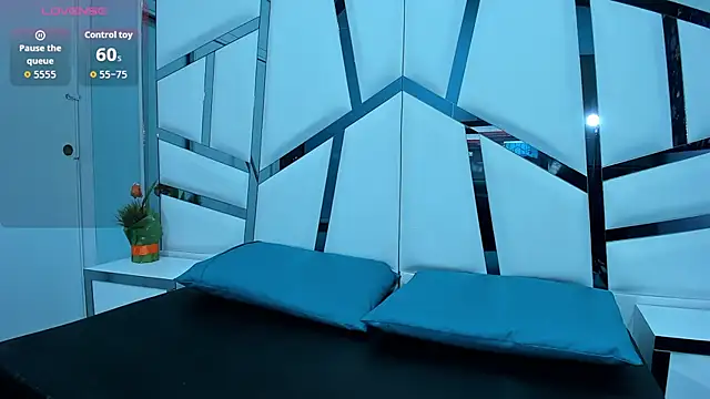 Lucy White   online show from November 2025 07:39:02 PM