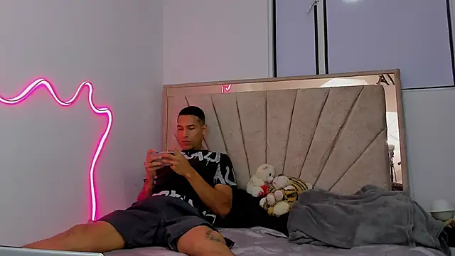 Snapshot of Hana_and_Zeta chatting on March 2026 03:35:02 AM Hana and Zeta online show from March 2026 03:35:02 AM