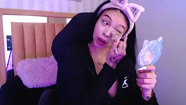 Snapshot of pettit_courtny chatting on October 2025 01:08:01 PM pettit courtny online show from October 2025 01:08:01 PM