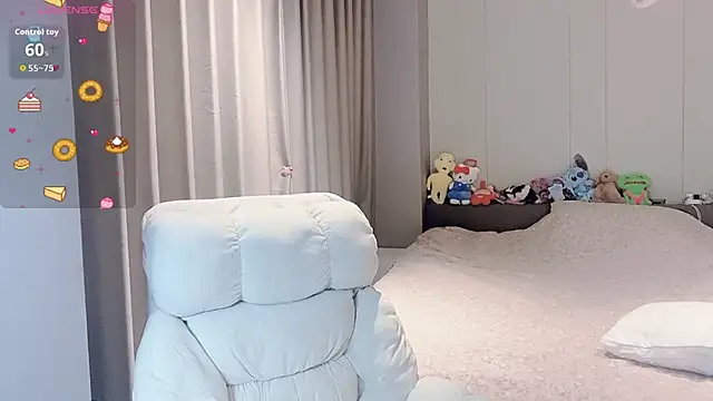 qiqi-666 online show from February 2026 06:53:02 AM