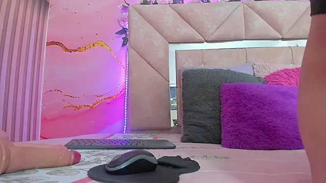 Taylor  cooper online show from November 2025 06:52:01 PM