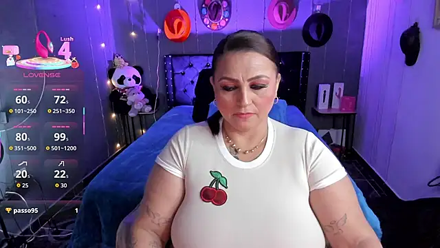 Snapshot of Ivonnee__ chatting on December 2025 02:40:02 AM Ivonnee online show from December 2025 02:40:02 AM