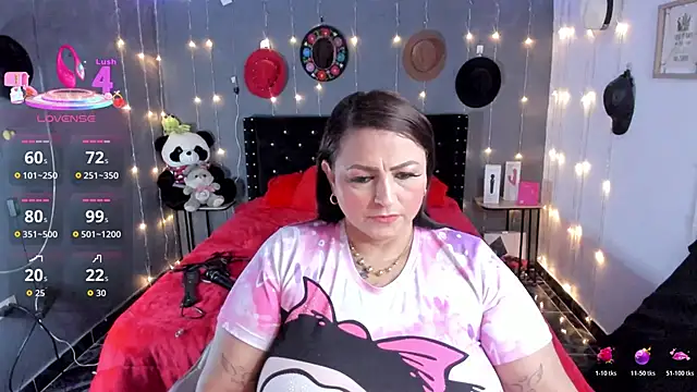 Snapshot of Ivonnee__ chatting on November 2025 10:57:01 PM Ivonnee online show from November 2025 10:57:01 PM