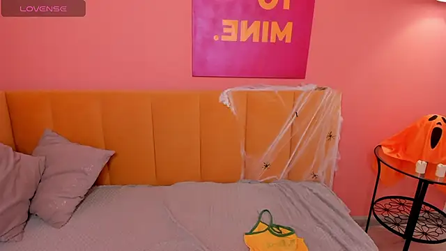 KetrinWhite online show from October 2025 01:27:02 AM