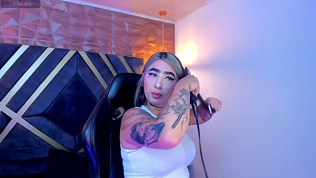 Snapshot of Alahia_Dangelo chatting on October 2025 11:33:01 AM Alahia Dangelo online show from October 2025 11:33:01 AM