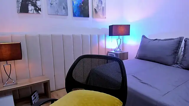 DaniRousse online show from April 2026 11:22:01 PM