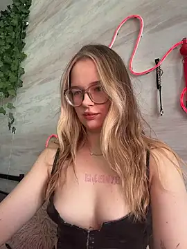 Snapshot of Queen_Lynn chatting on June 2026 05:34:01 AM Queen Lynn online show from June 2026 05:34:01 AM