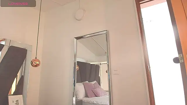 Milkdulce1 online show from November 2025 01:43:01 PM