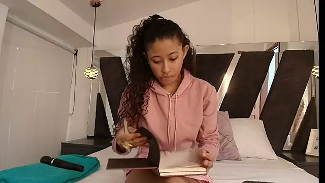 Milkdulce1 online show from October 2025 01:15:02 PM