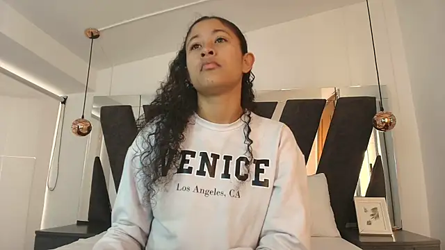 Milkdulce1 online show from November 2025 01:39:02 PM