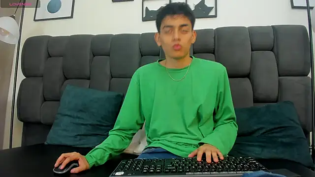 Snapshot of Yef_Thin chatting on March 2025 12:04:01 PM Yef Thin online show from March 2025 12:04:01 PM