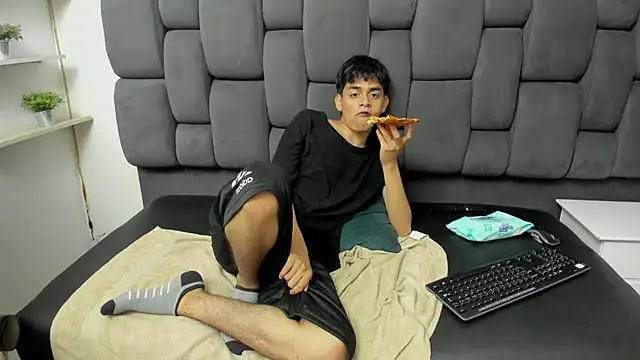 Snapshot of Yef_Thin chatting on February 2025 09:56:01 AM Yef Thin online show from February 2025 09:56:01 AM