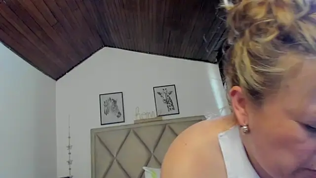 MonyCassius online show from April 2026 07:07:02 PM