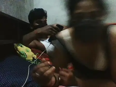 Snapshot of Desi_SexyCoupleF chatting on February 2025 04:09:02 PM Desi SexyCoupleF online show from February 2025 04:09:02 PM