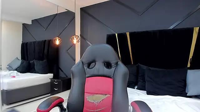 emilie xx  online show from March 2025 06:00:01 PM