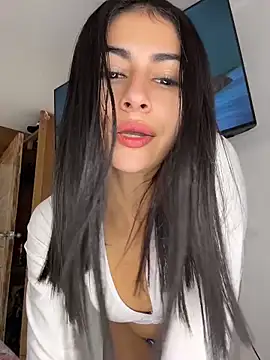 emilie xx  online show from June 2026 02:33:01 PM