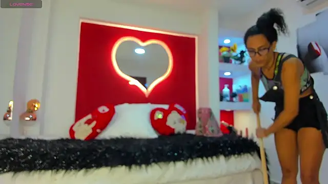 TabyJhonson online show from November 2025 01:04:01 PM