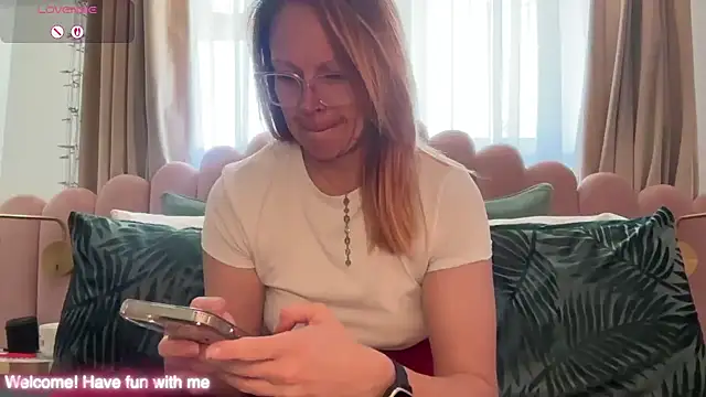 Snapshot of MelodyRoseUk chatting on April 2026 01:04:02 PM MelodyRoseUk online show from April 2026 01:04:02 PM