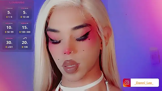 Snapshot of DanniLee_ chatting on November 2025 10:43:02 PM DanniLee online show from November 2025 10:43:02 PM