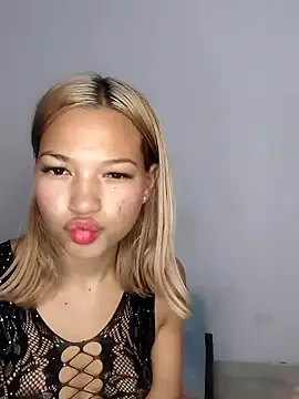 Snapshot of carolanyi chatting on February 2025 11:30:01 PM carolanyi online show from February 2025 11:30:01 PM