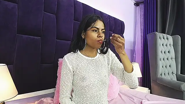 Snapshot of SaraFlores chatting on December 2024 03:18:02 AM SaraFlores online show from December 2024 03:18:02 AM