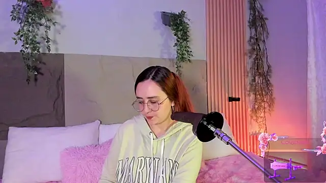 centaurigirl online show from April 2026 04:30:01 AM