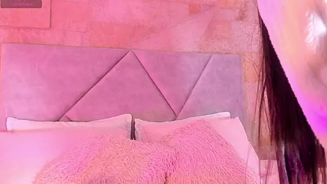 Snapshot of Emilyh_ chatting on January 2026 07:20:01 PM Emilyh online show from January 2026 07:20:01 PM