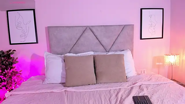 Emilyh  online show from April 2026 07:09:01 PM