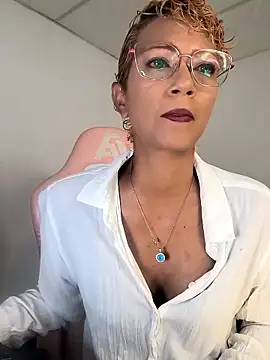 Snapshot of Amaliu_ chatting on October 2025 02:43:02 PM Amaliu online show from October 2025 02:43:02 PM