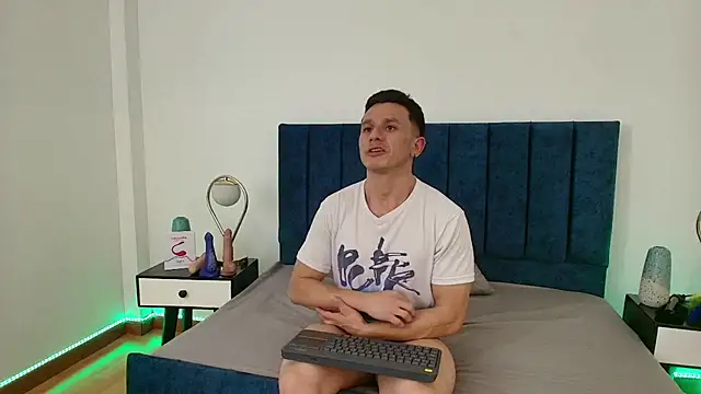 Snapshot of Andrewfalcon chatting on March 2025 10:17:02 PM Andrewfalcon online show from March 2025 10:17:02 PM