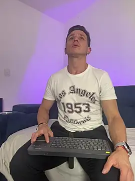 Snapshot of Andrewfalcon chatting on November 2025 07:30:01 PM Andrewfalcon online show from November 2025 07:30:01 PM