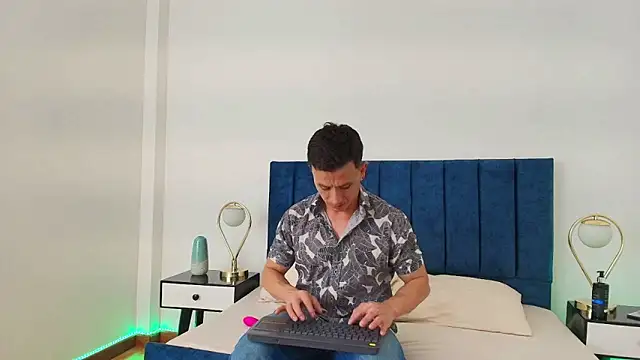 Snapshot of Andrewfalcon chatting on March 2025 07:14:01 PM Andrewfalcon online show from March 2025 07:14:01 PM