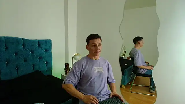 Snapshot of Andrewfalcon chatting on March 2025 07:05:01 PM Andrewfalcon online show from March 2025 07:05:01 PM