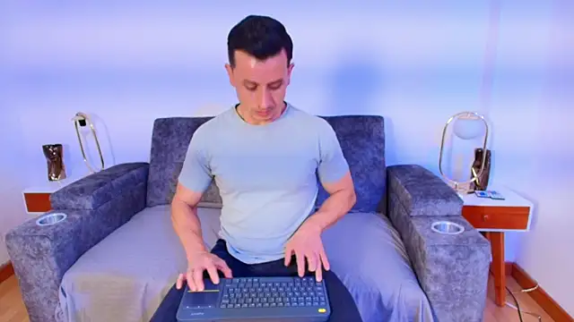 Snapshot of Andrewfalcon chatting on September 2025 01:07:02 PM Andrewfalcon online show from September 2025 01:07:02 PM