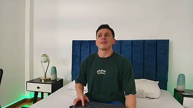 Snapshot of Andrewfalcon chatting on March 2025 07:15:01 PM Andrewfalcon online show from March 2025 07:15:01 PM