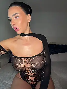 krissiswrld- online show from April 2026 06:32:01 PM