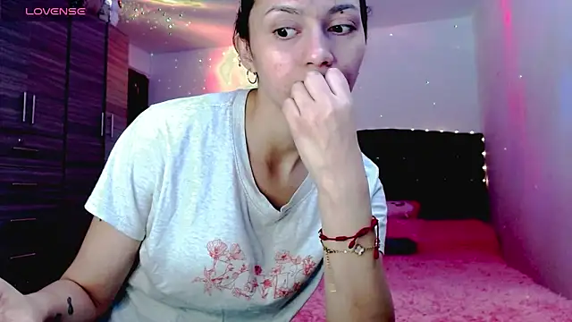 holy juli online show from November 2025 03:40:02 AM