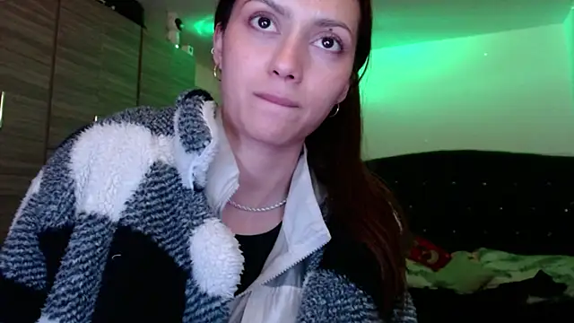 holy juli online show from June 2026 03:41:02 AM