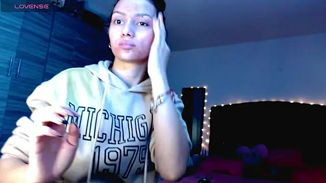 holy juli online show from December 2025 03:55:01 AM