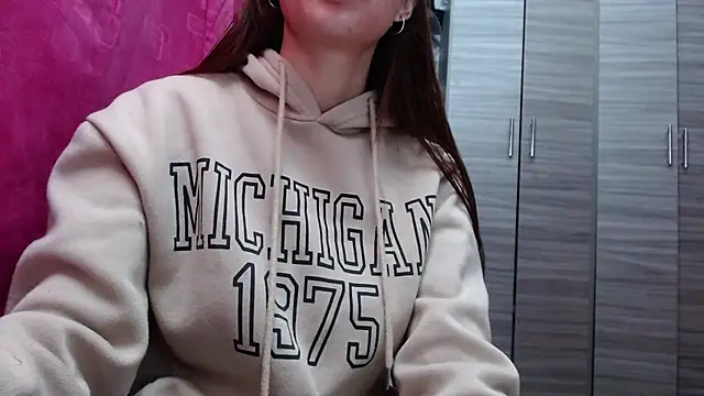 holy juli online show from March 2026 03:47:02 AM