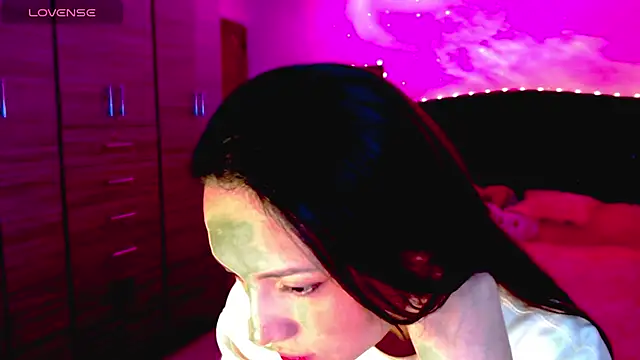 holy juli online show from November 2025 05:50:01 AM