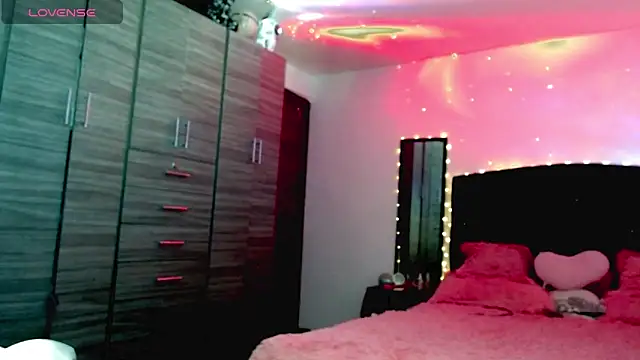 holy juli online show from November 2025 04:05:01 AM