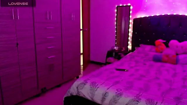 holy juli online show from October 2025 03:09:02 AM