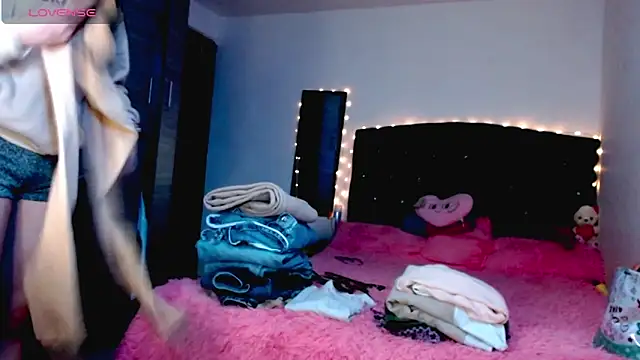 holy juli online show from December 2025 04:40:01 AM